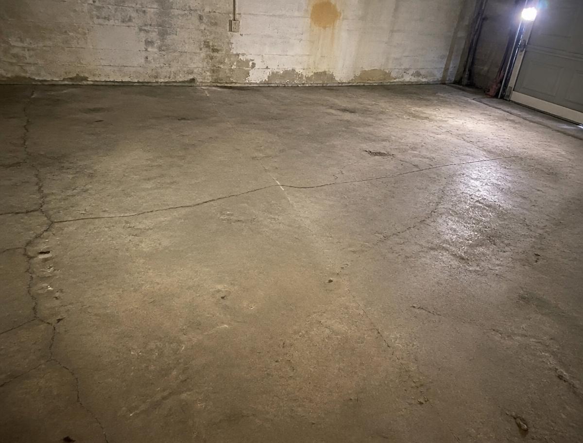 Dalle de béton de garage fissurée avant les travaux