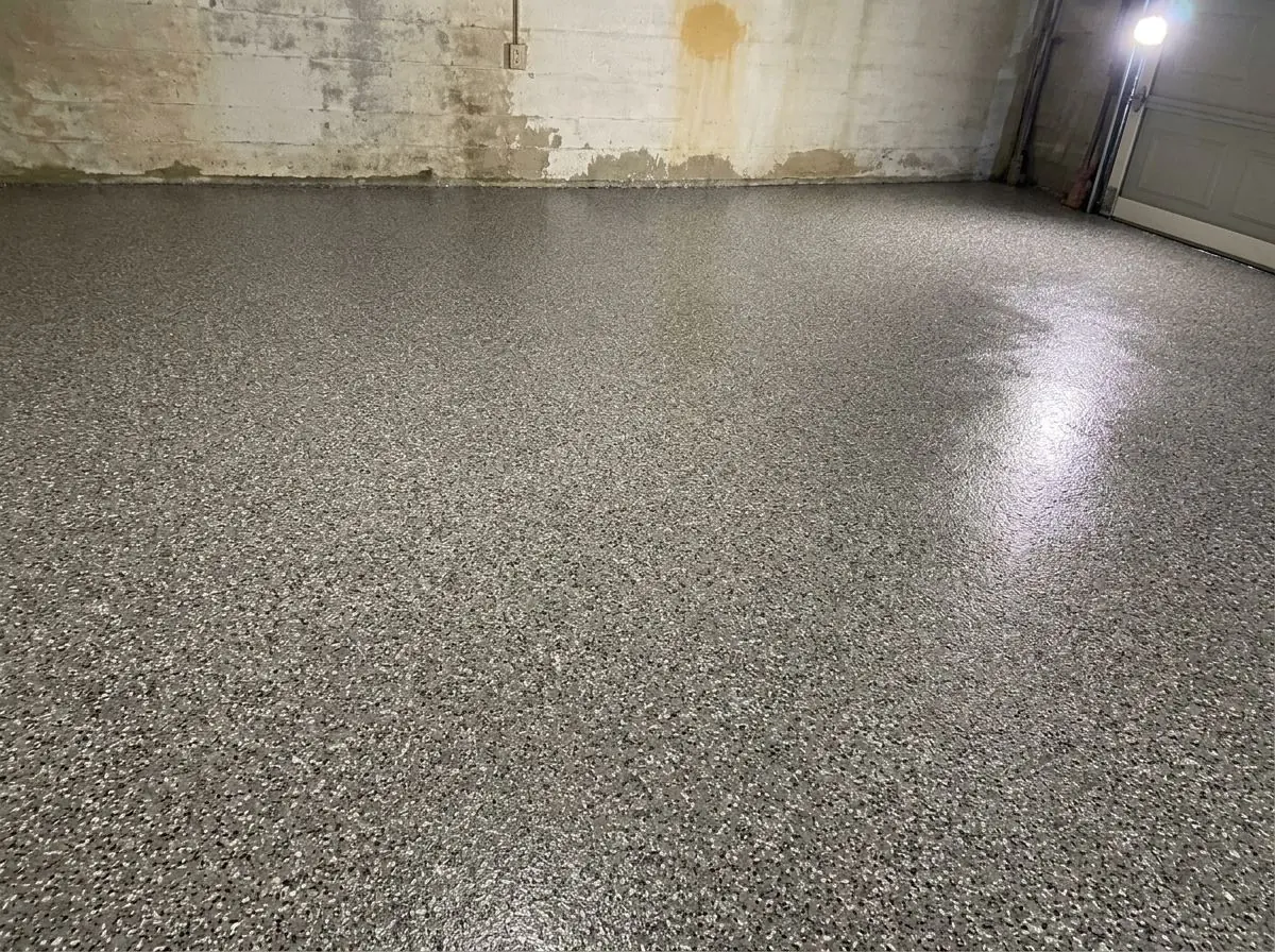 Visualisation du même garage avec un plancher en flocons et finition polyaspartique